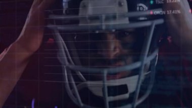 Kask takan sporcu kask indiriyor ve performans analizleriyle kayışı sıkılaştırıyor. Sporcu, biyometrik, veri, spor, teknoloji, odak, rekabet