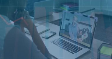 Sunucu resimli telefonu işaret ederken, izleyici öğrenmek için çevrimiçi arama yapıyor. Eğitim, uzaktan, iletişim, akıl hocalığı, katılım, dijital, profesyonel