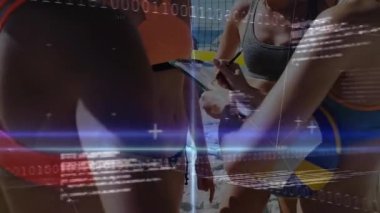 İkili kaplama zayıflıyor, lider taktikleri not alıyor, takım arkadaşları voleybol topunu yakalıyor ve ağa doğru ilerliyor. Spor, takım çalışması, strateji, fitness, boş zaman, yaz, açık hava