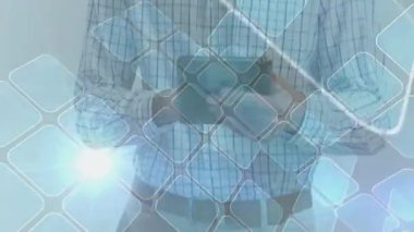 Akıllı telefon ekranını dinleyen kullanıcı içeriğe gülümserken aynı zamanda darbe teknolojisi yüklemeye başlıyor. Teknoloji, iletişim, dijital, yenilik, modern, bağlantı, kullanıcı arayüzü