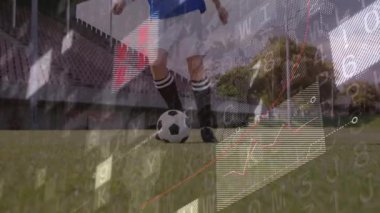 Orta kadın futbolcu sahada topa vuruyor yüzer çizelgeleri başlatıyor spor analizlerini takip ediyor. Atletizm, spor giyim, dinamik, teknoloji, performans, rekabet, açık hava