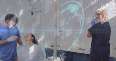 Diş hekimi ayna seçiyor, diş muayenesi için yanıp sönen yılları olan konum belirleme lambası asistanı. Diş sağlığı, sağlık, muayene, klinik, tıbbi, hijyen, ortodontik