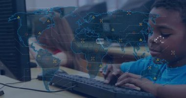 Bilgisayar laboratuvarında yazı yazan iki sınıf arkadaşı, eğitim için veri bağlantılarını gösterirken dünya haritası grafiği zayıflıyor. Öğrenme, teknoloji, yenilik, dijital, işbirliği, eğitim, bağlantı