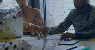 Koordinatör dizüstü bilgisayarı işaret ediyor, analist not alıyor ve yönetici iş incelemesine katılıyor. İşbirliği, takım çalışması, beyin fırtınası, yenilik, ofis, profesyonel, planlama