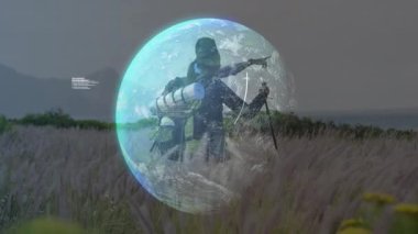 Yürüyüşçü ufuk çizgisine yöneldi. Gezgin, teknolojide veri kümeleri göstererek dünya animasyonunu başlattı. Macera, keşif, yaban hayat, teknoloji, bağlantı, açık hava, yenilik