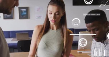 Midadult erkek akıllı telefonu işaret ederek kadın kaydırma, iş arkadaşları veri tablosunu analiz ediyor. İşbirliği, takım çalışması, dijital, analiz, yenilik, modernite, iletişim