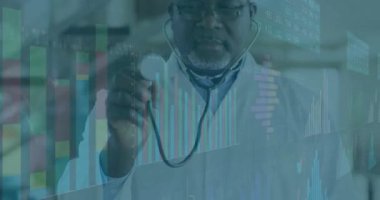 Hekim, ofisteki holografik sağlık grafiklerine steteskop kaldırıyor ve analitiği inceliyor. Tıbbi, teknoloji, yenilik, sağlık, veri, analiz, meslek