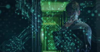 Bilgi işlem teknisyeni sunucu koridoruna giriyor ve laptop açarken üst geçidi etkinleştiriyor, verileri analiz ediyor. Teknoloji, veri merkezi, siber güvenlik, dijital, fütürist, profesyonel, veri analizi