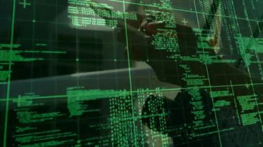 Laptop masasında kod yazan bir kadın, teknoloji tanıtımı için yeşil şebekeye ve kod değişimine neden oluyor. Programlama, yazılım geliştirme, siber güvenlik, dijital teknoloji, yenilik, veri analizi, teknoloji çalışma alanı