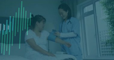 Hemşire hastaya kelepçe takıyor, kaplamayı etkinleştiriyor, kelepçeleri şişirip tablete kaydediyor. Tıbbi, sağlık, hasta bakımı, ölçüm, klinik, tanı, teknoloji