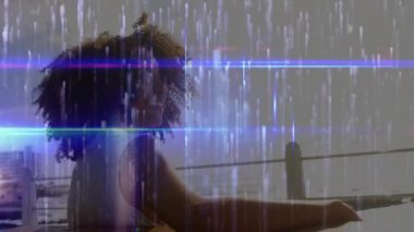 Okyanus ufkunda süzülen kayma teknolojide gülümseyen kadınlara neden olur. Deniz manzarası, dinginlik, dijital sanat, melankoli, yalnızlık, sükunet, günbatımı.