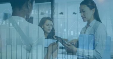 Asyalı kadın iş toplantısında veri incelemesi yapıyor tableti tıklayarak, grafikleri araklayarak. İşbirliği, takım çalışması, profesyonel, modern, dijital, iletişim, analiz