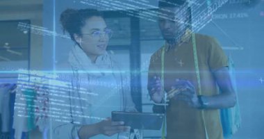 Kadın tableti yoğun kaplama altında tutuyor ve moda tasarımcısı kumaş inceleme baskısını kaldırıyor. Yaratıcı, işbirliği, yenilik, teknoloji, tekstil, tasarım, moda