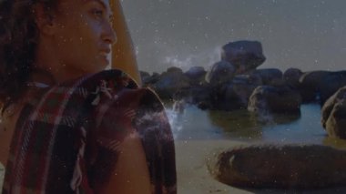 Bir kadın ufuk kamerasına bakıyor kozmik kaplamanın arkasında kayıyor, doğa filminde lensler parlıyor. Deniz manzarası, macera, sükunet, kaprisli, mistik, düşünceli, manzara