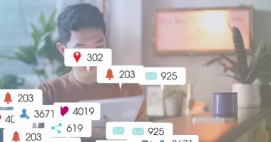 Erkek kullanıcı tablet ekranını tıklatıyor ve sosyal medya arayüzünde dijital rozetlerin yüzmesine neden oluyor. Teknoloji, dijital, etkileşim, katılım, modern, çalışma alanı, iletişim