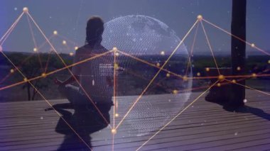 Kadın teras üzerinde meditasyon yaparken 3D küreyi cisimleştiriyor veri görselleştirmesi için veri düğümleri atıyor. Farkındalık, sükunet, dijital, fütüristik, mimari, açık hava, dinginlik