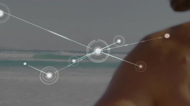 Denizin üzerinde kaybolan beyaz düğüm gözlüklü adamın çevresindeki teknolojik ağ düğümleri teknolojinin gelişimine bakıyor. Gelecek, bağlantı, yenilik, dijital, teknoloji, kıyı, huzur