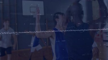 Top tutucu defansın sol tarafına doğru ilerliyor ve basketi atarak sporu hedefliyor. Eylem, atletizm, rekabet, takım çalışması, spor, yoğunluk, çeviklik