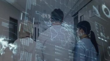 Tıbbi ekip koridorda yürüyor, duvar paneline dokunuyor ve dünya haritası verilerini analiz için güncelliyor. Sağlık, takım çalışması, yenilik, teknoloji, profesyonel, klinik, veri