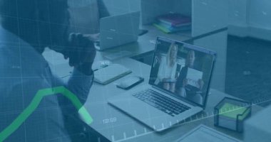 İş arkadaşlarıyla görüşmek için dizüstü bilgisayara güç veren yeşil çizelge iş analizi için hızla yükseliyor. Teknoloji, işbirliği, analitik, veri, iletişim, kurumsal, profesyonel