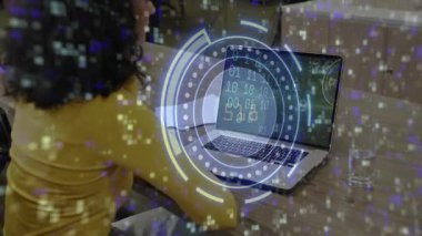 Yetişkin bir kadın dizüstü bilgisayar ekranına bakıyor ve HUD 'yi başlatıyor ve ikili kodu izliyor, şifreli arama. Gelecekçi, teknoloji, analitik, veri, yenilik, siber güvenlik, dijital