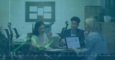 Yeşil çizgi grafiği iş incelemesi için yükselirken üç meslektaşım işaret ediyor ve daktilo ediyor. İşbirliği, takım çalışması, veri analizi, iş toplantısı, modern ofis, dijital görselleştirme, profesyonel