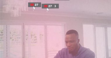 Adam dizüstü bilgisayarı açıyor ve yazıyor, yüzen sosyal medya bildirim simgeleri çoğalıyor. Teknoloji, dijital, iletişim, çalışma alanı, modern, bağlantı, yenilik