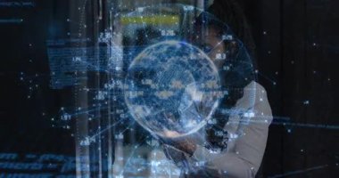 Holografik küreyi çalıştıran teknisyen kadın ellerde beliriyor, düğümleri döndürüyor, veri ağını genişletiyor. Dijital, fütüristik, minimalist, yenilik, anlayış, veri görselleştirme, iş