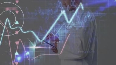 Tableti tıklatan adam holografik finans grafiğini gösteriyor. Zumluyor, trendleri analiz ediyor. Teknoloji, veri, analitik, görselleştirme, iş, yenilik, dijital