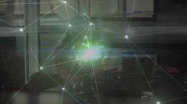 Ağ oluşturulduktan sonra bilgisayar yazımında kaybolan akıllı telefonları dinleyen bir teknoloji uzmanı. Futuristik, bağlantı, dijital, yenilik, kurumsal, gösterişli, siber