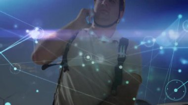 Kask takan bir teknisyen telefon kaldırıyor. Rüzgar çiftliğinde sinyal kablosuyla veri çağrısını başlatıyor. Teknoloji, yenilenebilir enerji, yenilik, sanayi, iletişim, açık hava, fütüristik