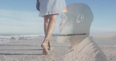 Kuma basan kadını gösteren seyahat reklamı. Zamanlaması azalan adam profili. Yansıma karışımı çözülüyor. Dinginlik, yansıma, sükunet, günbatımı, farkındalık, siluet, sahil