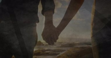 Güneş batan çift, hareketli alevler saçan ellerle kıyı yolculuğunu sıkıca kavrıyor. Romantizm, macera, sükunet, siluet, ufuk, alacakaranlık, bağlantı