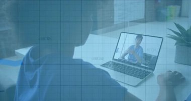 Dizüstü bilgisayarı açan kadın iş görüşmesine başlıyor, hareketli grafikler yükselişte. İşbirliği, analitik, iletişim, profesyonel, teknoloji, veri görselleştirme, modern