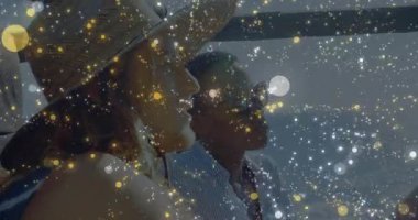 Gemi güvertesinde oturan iki arkadaş güneş ışıldarken denize bakıyorlar. Boş zaman, macera, rahatlama, açık hava, dostluk, sükunet, manzara