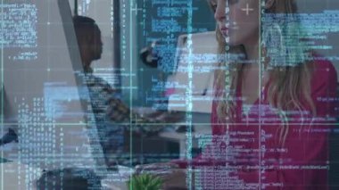 Kadın daktilo kodu ekranlarda yarı saydam veri örtüşmesine ve iş arkadaşının demo için yazı yazmasına neden oluyor. Teknoloji, işbirliği, yenilik, çalışma alanı, veri görselleştirme, üretkenlik, modernizasyon