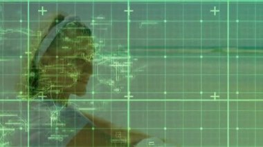 Saydam şebekeyi etkinleştiren ve sağlık taraması yapan kıdemli kadın. Fütürist, dijital, sağlıklı, dinginlik, teknoloji, tefekkür, arayüz