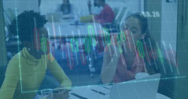 İz sürme takımının haritayı göstermesi ve şeffaf tuval üzerindeki finans verilerini analiz etmesi. İşbirliği, takım çalışması, modern, profesyonel, analitik, iş, veri