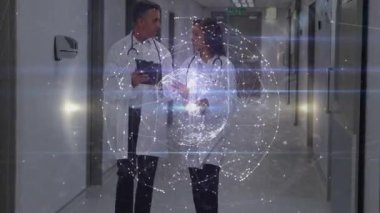 Tıp uzmanları tableti inceliyor, tıkırdatıyor, sinyal yolluyor, ağ hologramını eritiyor. Sağlık, işbirliği, yenilik, teknoloji, fütüristik, klinik, takım çalışması