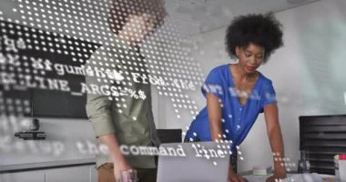 Kadın olarak el kol hareketi yapan bir adam şifreli metinleri ve haritaları inceleyip teknik konuşmalarla canlandırıyor. İşbirlikçiler, takım çalışması, yenilik, dijital, kurumsal, modern, stratejik