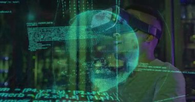 VR kulaklık takan teknisyen sunuculardan önce adım atıyor ve holografik dünya kodunu analiz ediyor. Sanal gerçeklik, holografik arayüz, veri görselleştirme, girdap teknolojisi, siber güvenlik, dijital dönüşüm, geleceksel tasarım