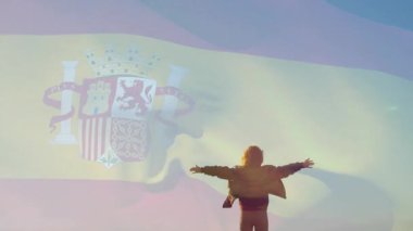 Bir kadının iskelede kollarını açtığını İspanyol bayrağını aktive ettiğini ve el salladığını gösteren bir video. Huzur, vatanseverlik, minimalizm, sahil, siluet, alacakaranlık, özgürlük