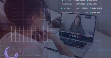 Kadın dizüstü bilgisayardan konferans çağrısını başlatıyor. Analiz ekranını kaplayan finans tablolarını izliyor. İş, analitik, dijital, veri, finans, teknoloji, uzaktan