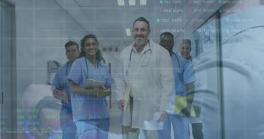 Tıbbi ekip koridorunda yürüyor. Hasta verilerini gösteren şebeke, grafik ve istatistiklerle örtüşüyor. Sağlık, analitik, takım çalışması, yenilik, teknoloji, profesyonellik, veri görselleştirme