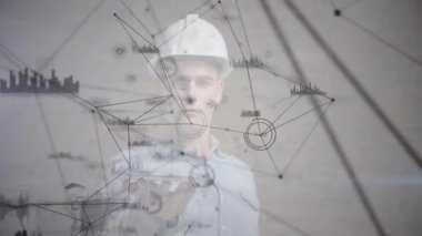 Sanayi veri akışını gösteren tablet tablet ağ grafikleriyle miğferli mühendis başlatılıyor. Teknoloji, bağlantı, analitik, sanayi, profesyonel, dijital, görselleştirme