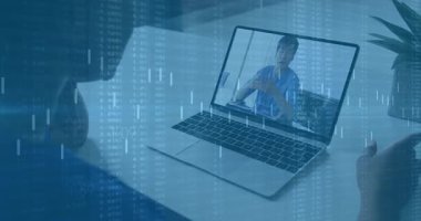 Hasta tele-sağlık çağrısına katılıyor ve ilaç şişesini nabız düzenleyici olarak kontrol ediyor ve doktor rehberliği yapıyor. Teletıp, dijital sağlık, telekonksiyon, sağlık, profesyonellik, modern, klinik