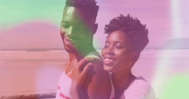 Bir kadın deniz korkuluklarına geliyor ve Pastel rengi turizm reklamı gibi kollarını erkeğin üzerine örtüyor. Romantizm, şefkat, sükunet, deniz kenarı, gün batımı, bağlantı, sükunet