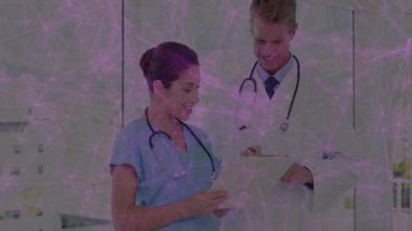 Hastanenin penceresinden hasta panosunu tarayan hemşire ve hasta değerlendirmesi için doktor notları. Tıbbi ekip, işbirliği, klinik, sağlık, teşhis, profesyonel, iletişim