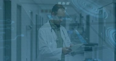 Tıbbi pratisyen hekim koridorunda yürüyor, tableti tıkırdatıyor ve verileri gözden geçiren çizelgeleri gösteriyor. Sağlık, teknoloji, profesyonellik, dijital, yenilik, analiz, hasta bakımı