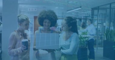 Ofisteki üç bayan meslektaşı dizüstü bilgisayarı iş analizi için yanıp tutuşan animasyon çizelgeleri olarak görüyorlar. İşbirliği, üretkenlik, takım çalışması, yenilik, veri analizi, dijital, kurumsal